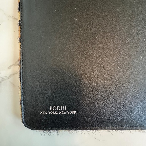 Bodhi - Leather Portfolio Case for Apple® iPad® 2 - Cheetah - Picture 8 of 9